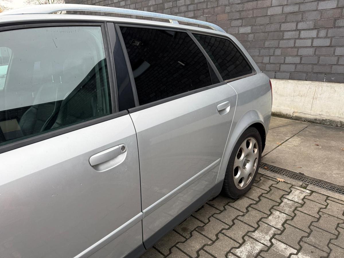 Audi A4 B6 original Tür hinten links LY7W Lichtsilber Metallic Kombi Rohbau BJ02